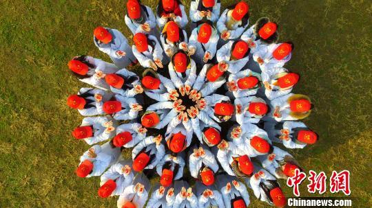 图为大学生呼吁消除艾滋病歧视。 孟德龙 摄